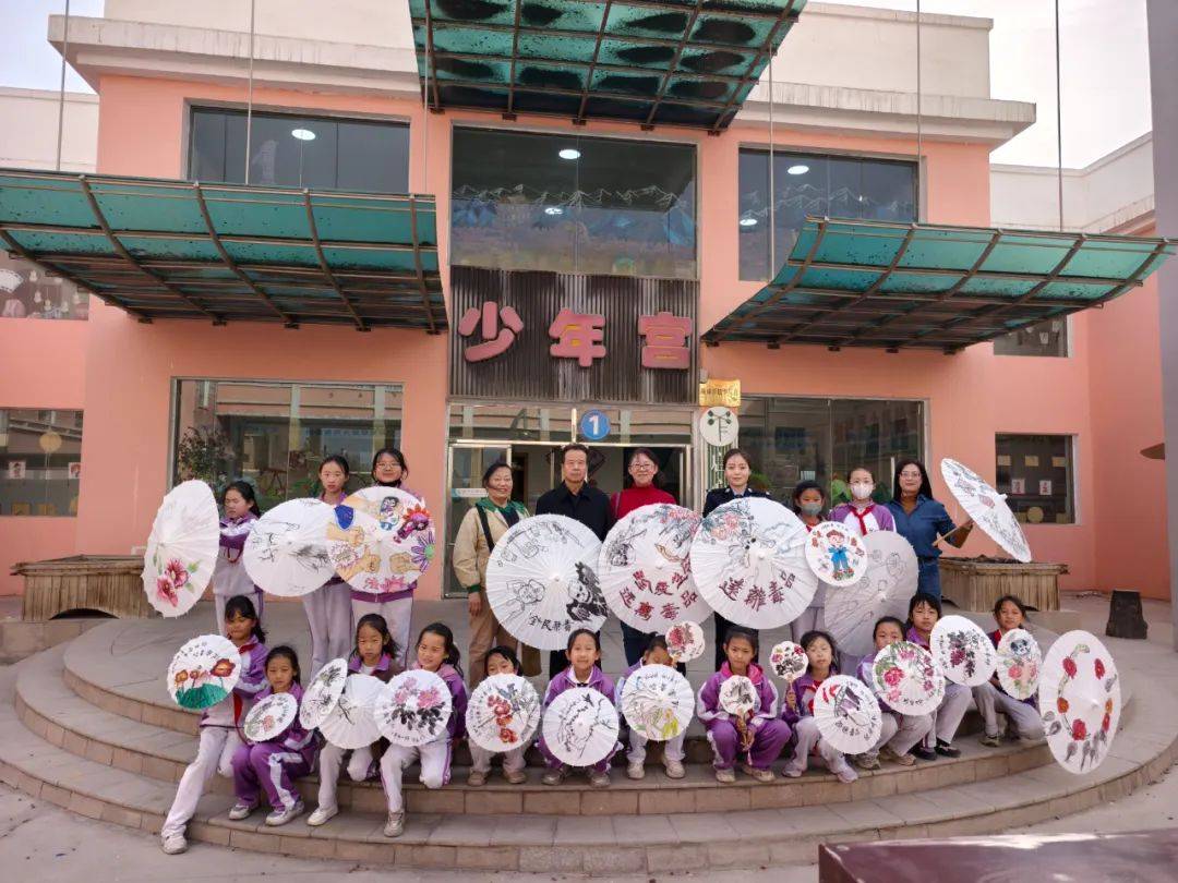 嘉峪关市禁毒办联袂胡杨绘画艺术研讨会走进尝试小学展开非遗油纸伞画禁毒宣扬勾当:油纸伞