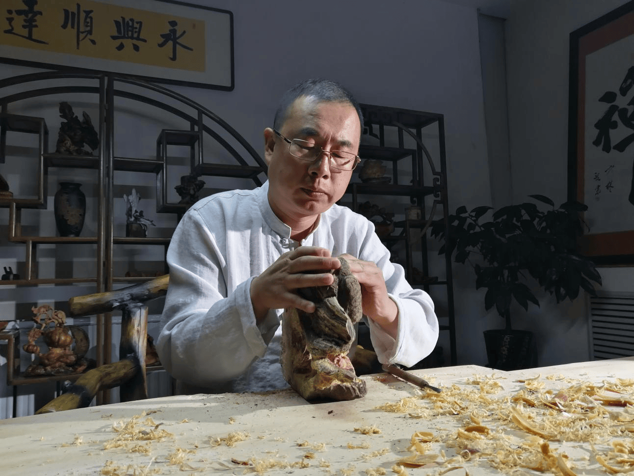 伊春市木制工艺品协会：党建引领促成长 匠心传承谱新篇:工艺品